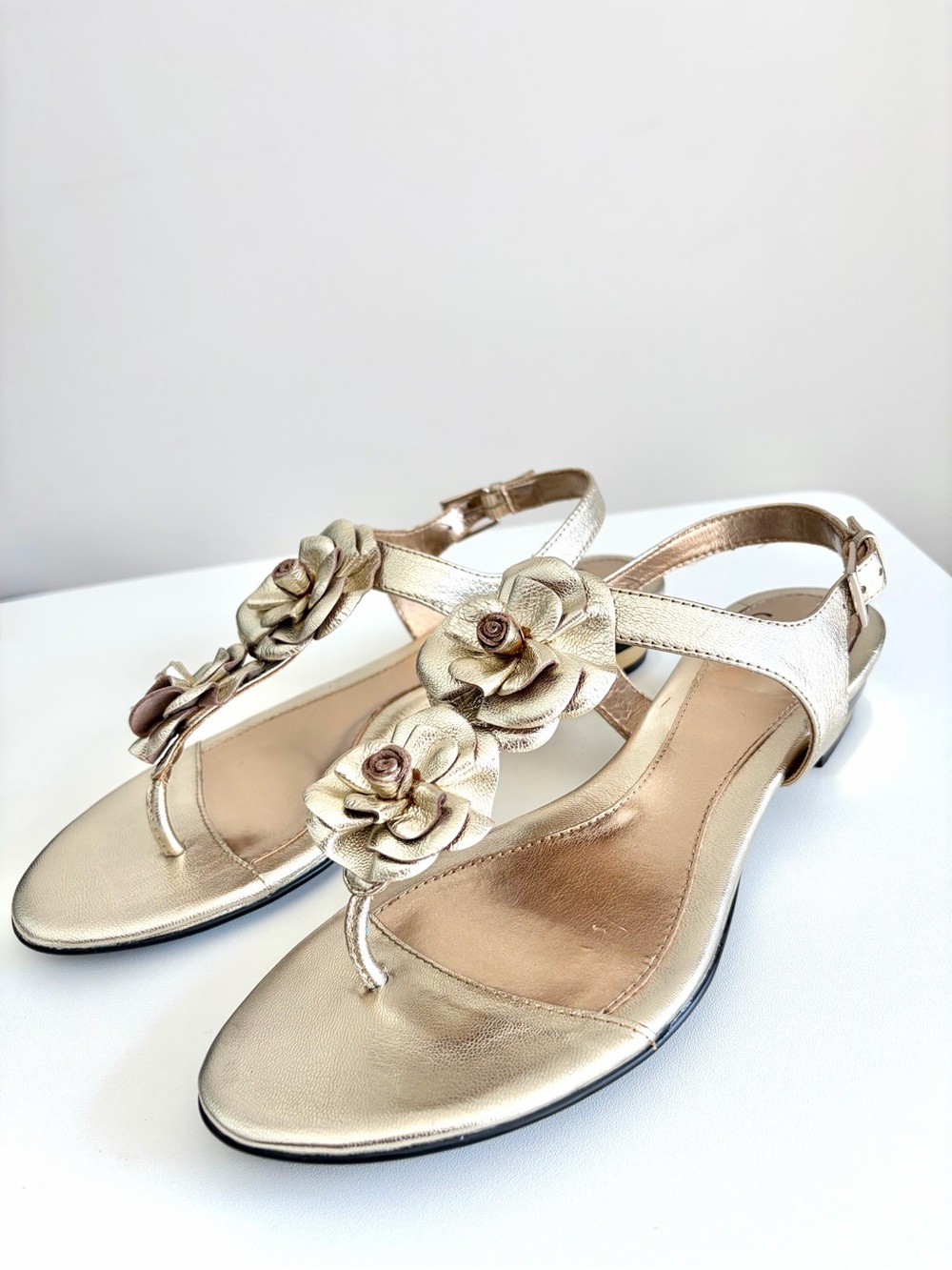 Söfft Gold Leather Floral Sandals - Size 8.5